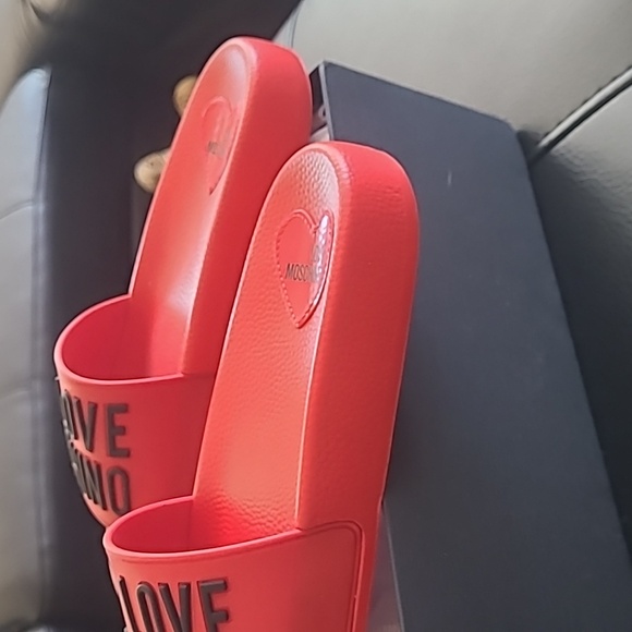 New in box Moschino red sandals size 8 - Picture 3 of 5